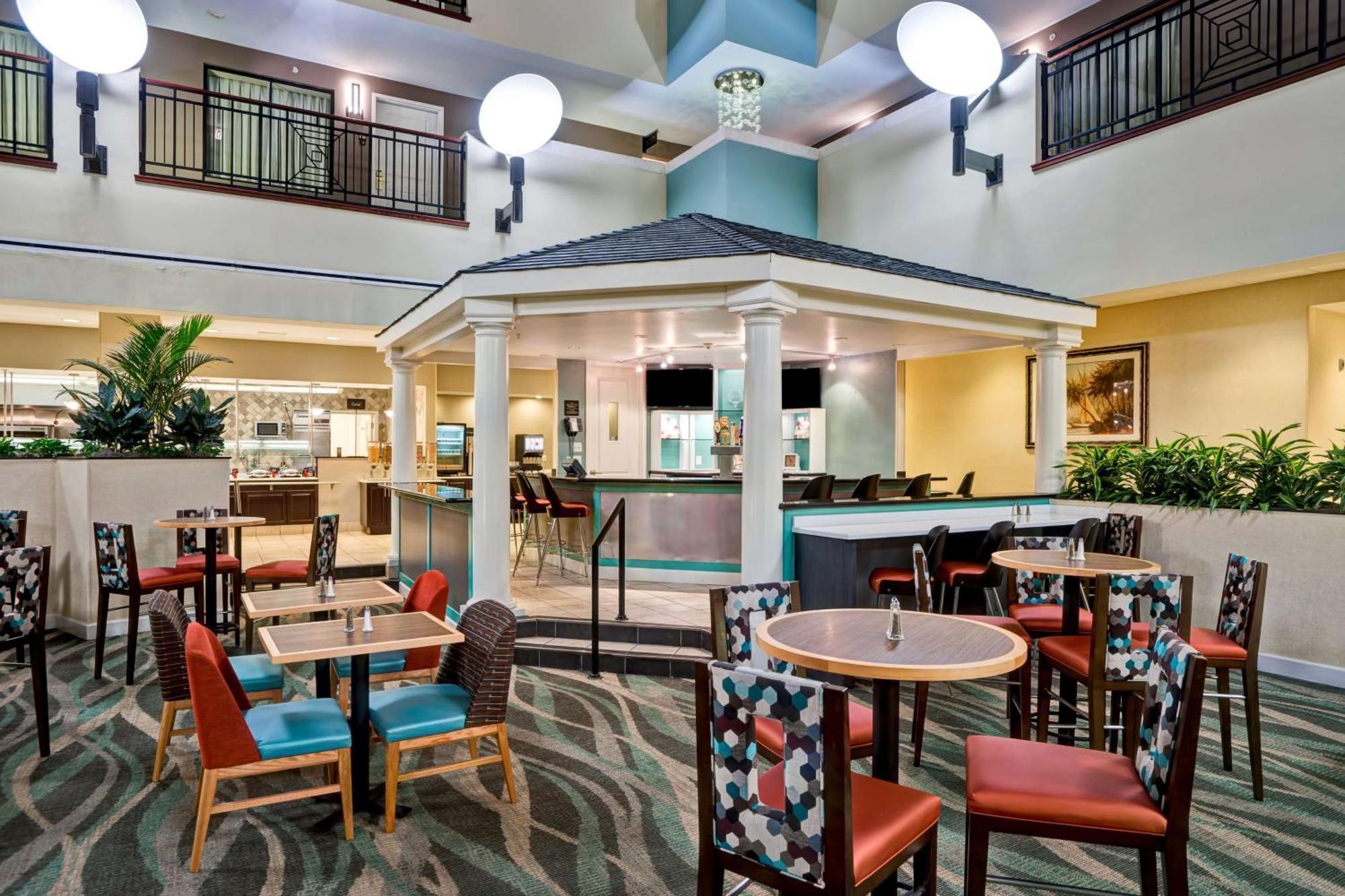 Embassy Myers - Hotel Estero