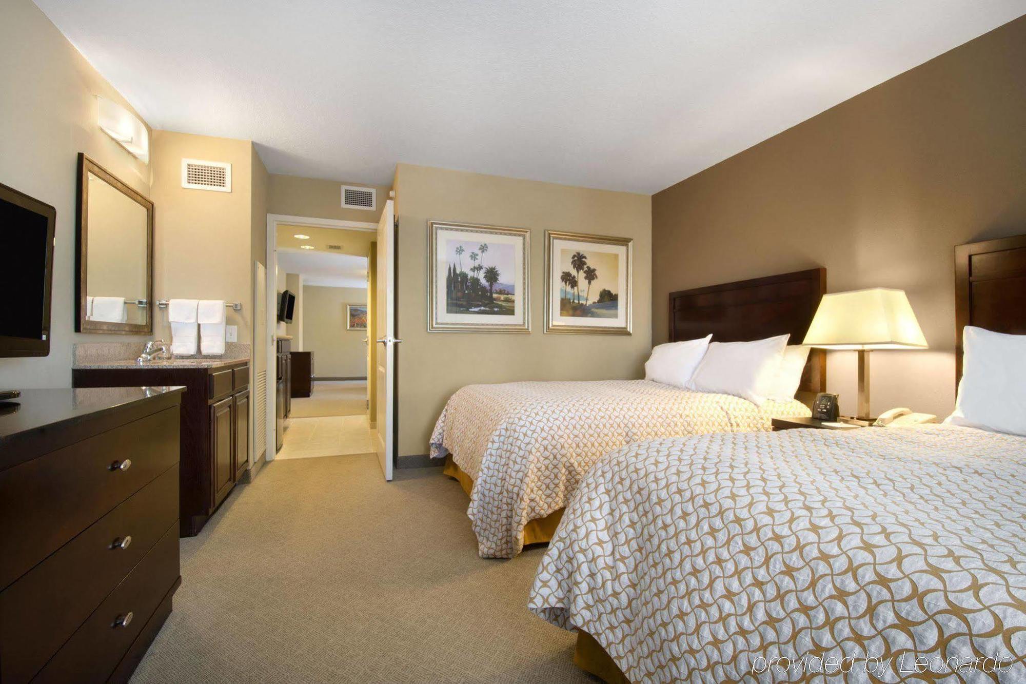 Embassy Myers - Hotel Estero
